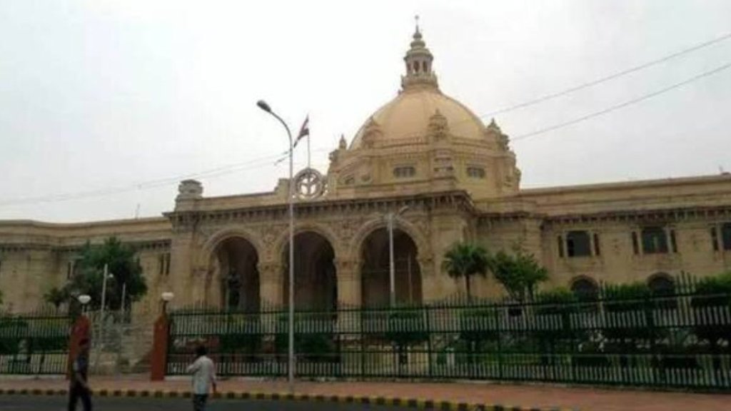 UP Vidhansabha | Man Attempts Self Immolation Outside up vidhansabha | lucknow police
