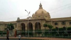 यूपी विधानसभा के सामने शख्स ने खुद को लगाई आग, पुलिस पर लगाए गंभीर आरोप