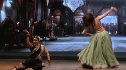 ‘मेरे ढोलना सुन’ पर माधुरी के साथ नाचते हुए गिरीं विद्या बालन ने नहीं रोका डांस, नीचे बैठकर भी कर डाले खूबसूरत स्टेप्स