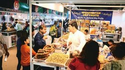 IITF: लिट्टी-चोखा से लेकर काजू तक, छुट्टी के दिन व्यापार मेला बना पिकनिक केंद्र, पूरे समय रहा खाने और खरीदारी का जोर