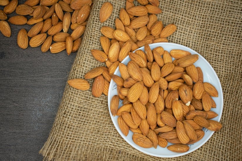 Almonds for eye health