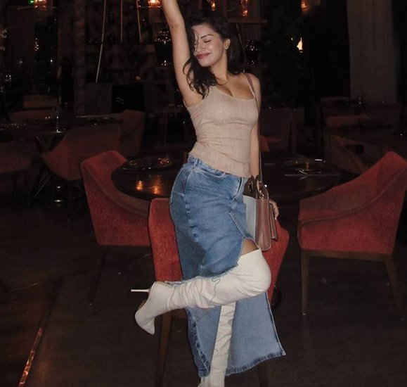Avneet Kaur New Bag