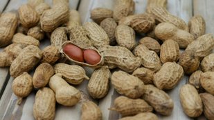 Benefits of eating peanuts daily
