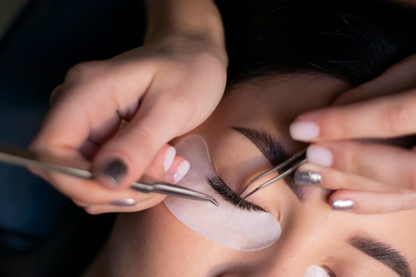 Dangers of fake eyelashes