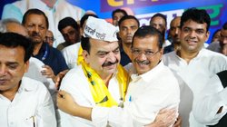 विधानसभा चुनाव से पहले दिल्ली में कांग्रेस को बड़ा झटका, इस दिग्गज मुस्लिम नेता ने थामा AAP का दामन