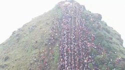 कर्नाटक के देवीराममा मंदिर में भगदड़ से कई श्रद्धालु घायल, फिसलन भरी पहाड़ी पर एक के ऊपर एक गिरने से हाथ-पैर टूटे