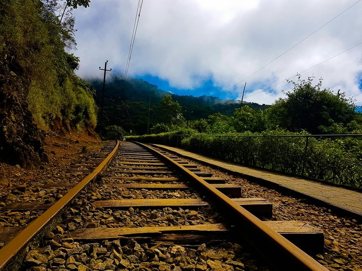 Difference between metro and railway tracks