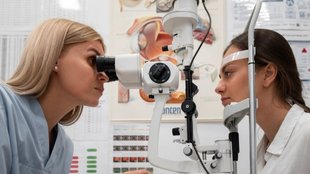 Eye Health Tips: आंखों की रोशनी कम होने का कारण