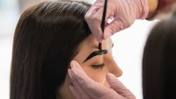 वैसलीन से आइब्रो कैसे बढ़ाएं? एक हफ्ते में ही घनी और मोटी हो जाएगी भौंहें, बस ऐसे करें इस्तेमाल