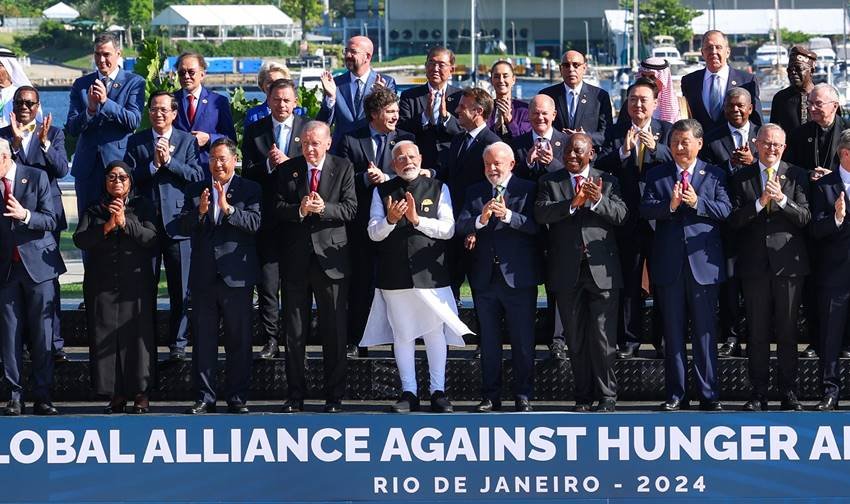 ब्राजील के रियो डी जनेरियो में G20 शिखर सम्मेलन के मौके पर प्रधानमंत्री नरेंद्र मोदी ने दुनिया के कई प्रमुख नेताओं के साथ संवाद किया। इस दौरान कई महत्वपूर्ण विषयों पर चर्चा हुई। प्रधानमंत्री नरेंद्र मोदी इस सम्मेलन आए सभी नेताओं से मुलाकात की लेकिन सोशल मीडिया पर हमेशा की तरह इस बार भी इटली की प्रधानमंत्री जॉर्जिया मेलोनी संग तस्वीरें वायरल हो रही है। (Photo: PTI)
