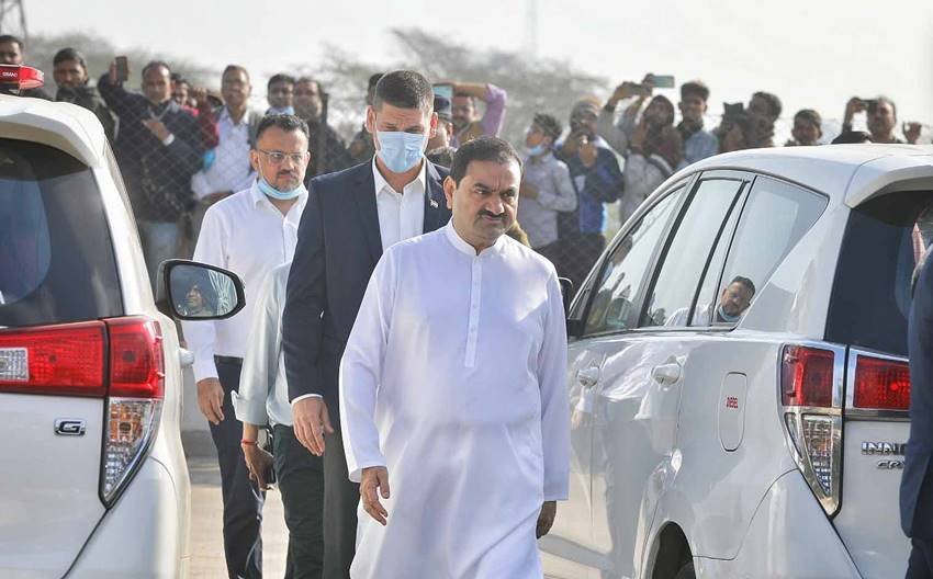 इन आरोपों के बाद अडानी ग्रुप की सभी कंपनियों के शेयर्स बाजार खुलते ही 20 प्रतिशत तक गिर गए। एशिया और भारत के अमीर शख्सियतों में से एक गौतम अडानी को 2 साल के अंदर ये दूसरा सबसे बड़ा झटका है। इससे पहले साल 2023 में हिंडनबर्ग की रिपोर्ट के बाद अडानी ग्रुप के शेयर बुरी तरह टूट गए थे। (Photo: Indian Express)