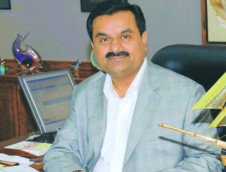 अडानी विल्मर(Adani Wilmar)अडानी विल्मर के जरिए गौतम अडानी खूब कमाई करते हैं। इसका सबसे बड़ा ब्रांड फॉर्च्यून तेल है। इसके अडानी विल्मर के फॉर्च्यून ब्रांड नाम से आटा, दाल, चावल, मैदा, सूजी, बेसन, सोया के अलावा भी कई और खाद्य प्रोडक्ट बेचती है। (Photo: Indian Express)