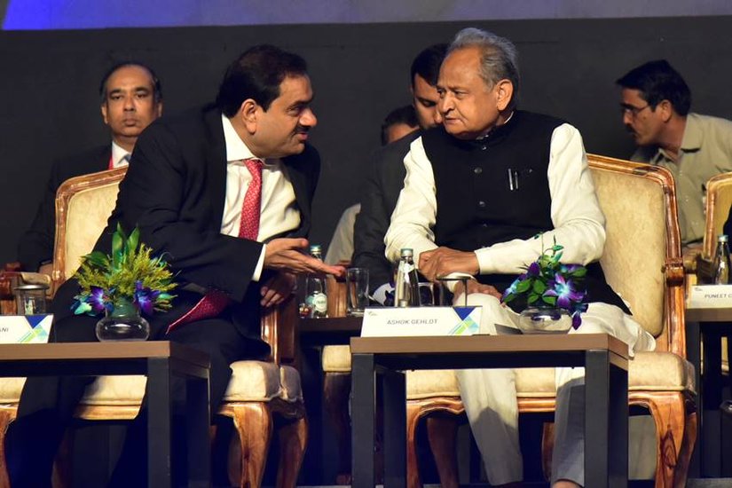 अडानी एयरपोर्टअडानी ग्रुप का एयरपोर्ट पर भी खूब दबदबा है। कंपनी के पास बेंगलुरु, जयपुर, गुवाहाटी, लखनऊ, अहमदाबाद और तिरुवनंतपुरम के छह हवाई अड्डों के आधुनिकीकरण और संचालन की जिम्मेदारी है। (Photo: Indian Express) इस दुनिया के हर देश ने कई अनगिनत लड़ाइ लड़ी है। कई बड़े युद्ध हुए तो कई छोटे। लेकिन एक जंग ऐसी हुई थी जिसे दुनिया का सबसे छोटा युद्ध कहा जाता है। ये जंग सिर्फ 38 मिनट चली थी।