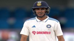 टूटे पैर के साथ शुभमन गिल को देखने पहुंची फैन, ट्रेनिंग कर रहे रोहित शर्मा से मांगी मदद; कप्तान बोला- कहां से ले आऊं