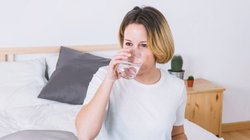 Good Night Tips: रात में सोने से पहले किस तरह का पानी पीना चाहिए? यहां जान लें फायदा और नुकसान