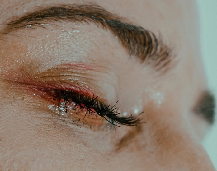 Impact of fake eyelashes on natural lashes