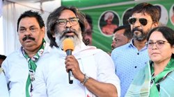 महिलाओं को सरकारी नौकरी में 33% आरक्षण, छोटे और मध्यम स्तर के व्यापारियों को कर्ज माफी, JMM ने घोषणापत्र में किए ये बड़े वादे