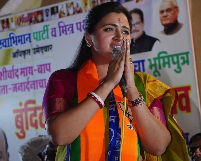 वहीं, पूर्व सांसद नवनीत राणा के घर में दो टोयोटा फॉर्च्यूनर, एक स्कॉर्पियो और एक एमजी ग्लॉस्टर कार है जिनकी कीमत 1 करोड़ 20 लाख रुपये आंकी गई है। Source: Navneet Ravi Rana/FB  बांग्लादेश के राष्ट्रीय मिठाई का नाम पता है? इस भारतीय भी बड़े चाव से खाते हैं।