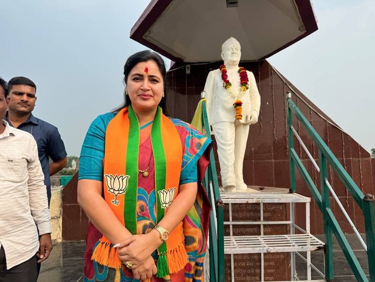 पूर्व सांसद नवनीत राणा के नाम पर तीन आवासीय घर है। मुंबई के पाटलिपुत्र ओशिवारा में एक घर है जिसकी कीमत एक करोड़ रुपये, गोरेगांव में एक फ्लैट है जिसकी कीमत 1 करोड़ 65 लाख रुपये है। Source: Navneet Ravi Rana/FB