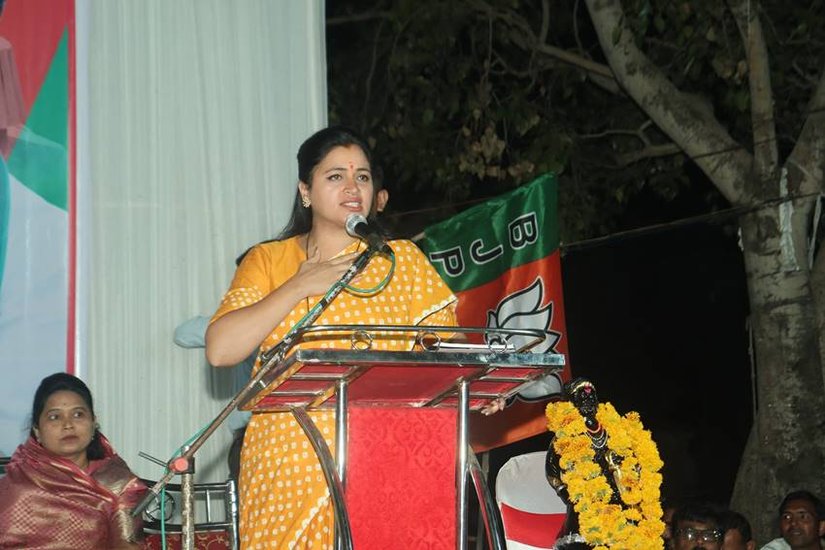 नवनीत राणा का तीसरा घर मुंबई के सबसे पॉश इलाकों में से एक खार वेस्ट में है जिसकी कीमत चार करोड़ रुपये आंकी गई है। कुल मिलाकर महाराष्ट्र में नवनीत राणा के पास 8 करोड़ 63 लाख रुपये की प्रॉपर्टी है। Source: Navneet Ravi Rana/FB