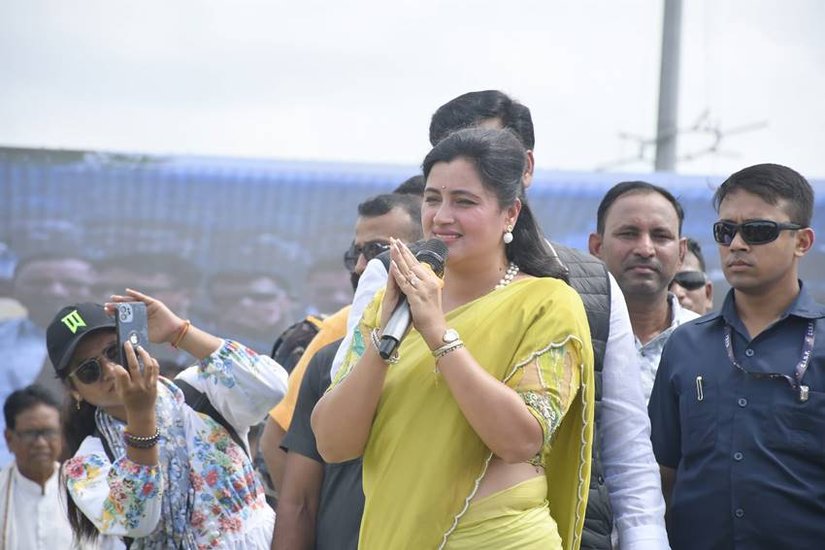 महाराष्ट्र विधानसभा चुनाव के लिए राज्य की राजनीतिक पार्टियां जमकर प्रचार कर रही हैं। इस बीच अमरावती में भारतीय जनता पार्टी की पूर्व सांसद नवनीत राणा भी एक रौली में पहुंची थीं जिस दौरान उन पर हमला हुआ है। Source: Navneet Ravi Rana/FB