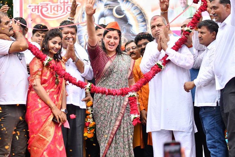 दरअसल, नवनीत राणा अमरावती में युवा स्वाभिमान पार्टी के उम्मीदवार रमेश बुंदिले के समर्थन में एक रैली में पहुंची थीं। इस दौरान कुछ लोगों ने उन पर कुर्सियां फेंकनी शुरू कर दी। हालांकि, नवनीत राणा बाल-बाल बच गईं। Source: Navneet Ravi Rana/FB