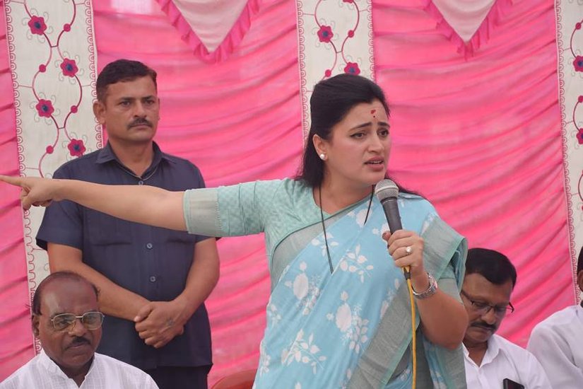 नवनीत राणा ने इस घटना की शिकायत खल्लार पुलिस स्टेशन में दर्ज कराई है। नवनीत राणा काफी अमीर नेत्री हैं। उनकी महाराष्ट्र में करोड़ों की संपत्ति है। आइए जानते हैं महाराष्ट्र में कहां-कहां उनकी प्रॉपर्टी है और कितनी दौलत की मालकिन हैं। Source: Navneet Ravi Rana/FB