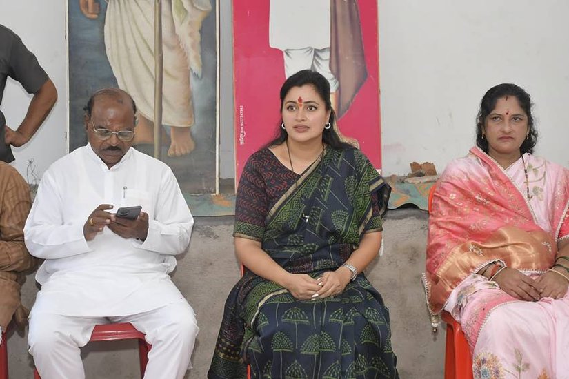 myneta.info वेबसाइट के अनुसार नवनीत राणा और उनके पति के नाम पर महाराष्ट्र के अमरावती में 1 करोड़ 56 लाख रुपये की कृषि जमीन है। Source: Navneet Ravi Rana/FB भारत कई देशों से अपनी सीमाएं साझा करता है। लेकिन एक पड़ोसी देश ऐसा है जो बेहद ही खास दोस्त है। लेकिन क्या आपको पता है कि इस देश से भारत में किस चीज की सबसे अधिक तस्करी की जाती है।