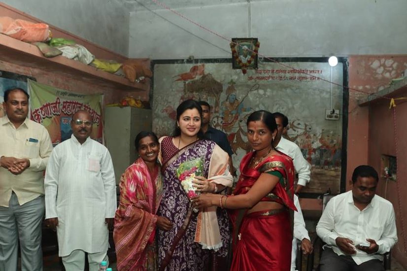 नवनीत राणा के पति के नाम पर एक कमर्शियल बिल्डिंग भी है जिसकी कीमत 46,00,000 रुपये बताई गई है। Source: Navneet Ravi Rana/FB