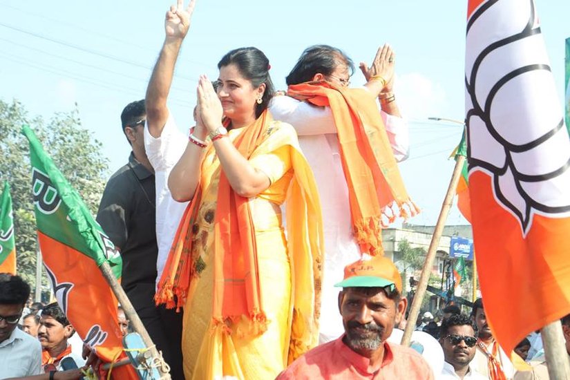 myneta.info वेबसाइट के अनुसार नवनीत राणा की नेट वर्थ 17,55,53,400 रुपये है। उनके और पति के पास 8 लाख रुपये नकद और बैंकों, वित्तीय संस्थानों और गैर-बैंकिंग वित्तीय कंपनियों में करीब 35 लाख रुपये जमा है। Source: Navneet Ravi Rana/FB