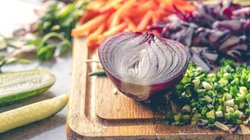 आखिर प्याज काटने से क्यों आते हैं आंसू? इस तरह कट करने पर नहीं होगी कोई परेशानी