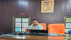 Administration and Devotion: प्रधान और ब्लॉक प्रमुख ने भगवान राम के लिए खाली छोड़ दीं कुर्सियां, हो रही है चर्चा