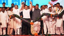 MVA की चुनावी सभा मंच पर कार्यकर्ताओं ने गाया वीर सावरकर का लिखा गीत, देखते रहे राहुल गांधी