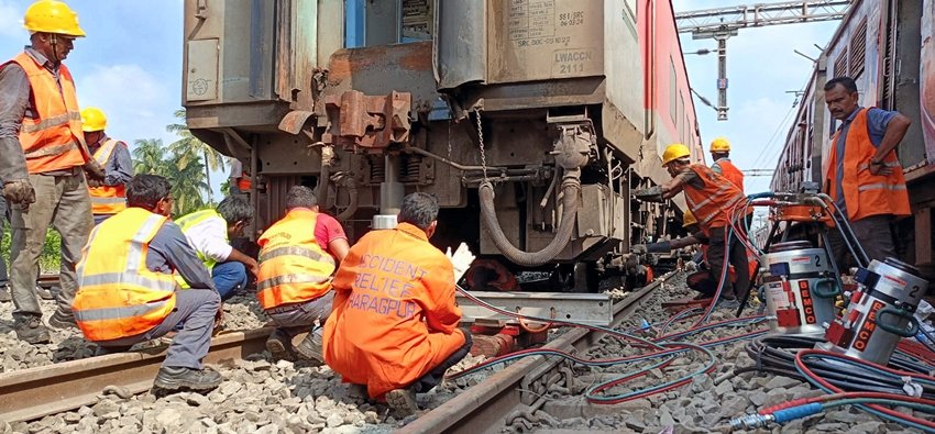 Howrah train traffic disruption