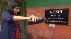 प्रदूषित पानी की बोतल लेकर CM आतिशी के आवास पहुंची स्वाति मालीवाल, बोलीं- ये तो नमूना है, टैंकर लेकर आऊंगी