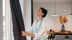 पर्दे पर लगा जिद्दी से जिद्दी दाग मिनटों में हो जाएगा साफ, वॉश करते समय इन बातों का रखें ध्यान