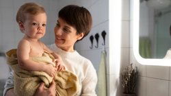 Winter Baby Bath Guide: सर्दी में छोटे बच्चों को कैसे नहलाएं? इस तरह करें केयर, यहां जानें बेस्ट तरीका