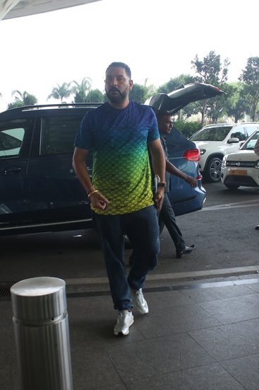Yuvraj Singh Mumbai airport spotted