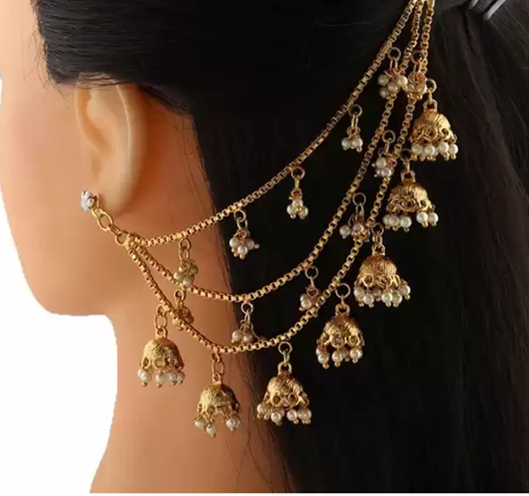 Ear Chains: इस बार शादियों में लंबे-लंबे इयररिंग्स या कहें चेन वाले बाहुबली इयररिंग्स काफी ट्रेंड में हैं। इनके डिजाइन को देखकर आपका मन खुश हो जाएगा। इसमें लोग बालों के साथ ज्वाइन करके कई डिजाइन बनाते हैं। (P.C.www.instagram.com/vaishavi_stylist)
