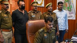 विदेश से बीज मंगाकर ग्रेटर नोएडा के फ्लैट में हो रही थी गांजे की खेती, ऑनलाइन होती थी डिलीवरी