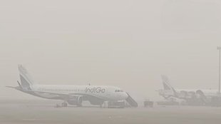 delhi airport | pilots | flight divert |