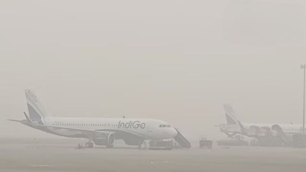 delhi airport | pilots | flight divert |