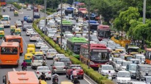 delhi news, delhi girl jump from bus, delhi bus new