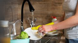 बर्तन धोने के लिए घर पर ही बनाएं लिक्विड डिश सोप, साबुन खत्म होने पर 2 मिनट में ऐसे करें तैयार