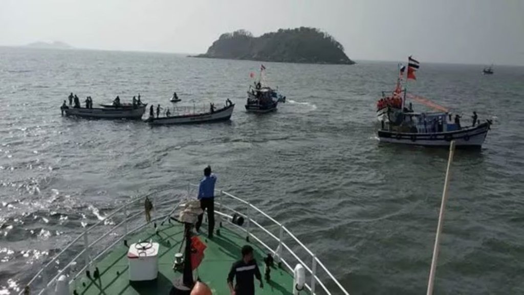 indian navy | fishermen | boat | goa |