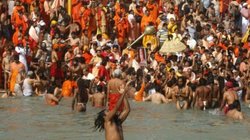 Prayagraj Maha Kumbh 2025: लाखों रुपए के किराए में मिलीं दुकानें, सुनहरे व्यापार की उम्मीद में कारोबारियों में मची होड़