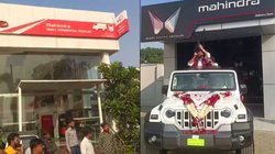 थार खरीदने की खुशी में पागल हुआ शख्स! महिंद्रा शोरूम के सामने गाड़ी पर चढ़कर की ऐसी हरकत, देखें Viral Video