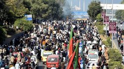 Pakistan News: पीछे हटे PTI समर्थक, अज्ञात जगह पर छिपे बुशरा बीबी और अली अमीन