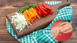 सब्जी और फल काटते समय हाथ हो गए काले? इन घरेलू नुस्खे से तुरंत करें क्लीन