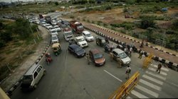 Noida News: लोगों की बल्ले-बल्ले! चिल्ला बॉर्डर से फिल्म सिटी फ्लाईओवर तक चौड़ी हो रही सड़क, अब नहीं लगेगा जाम